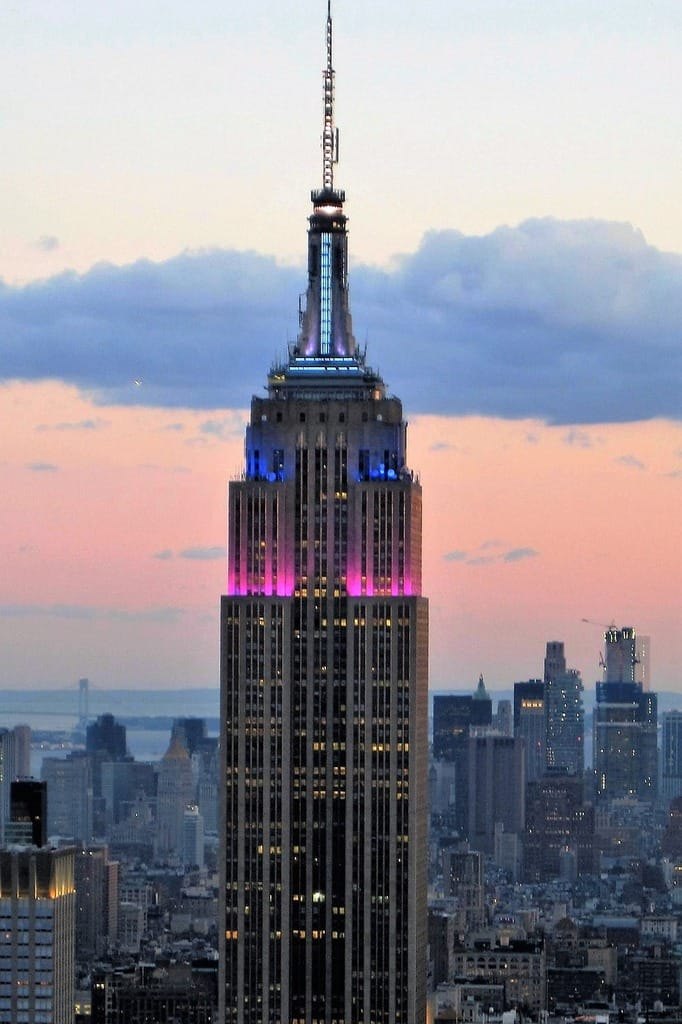 Empire State Building e a paisagem urbana de Nova York ao entardecer